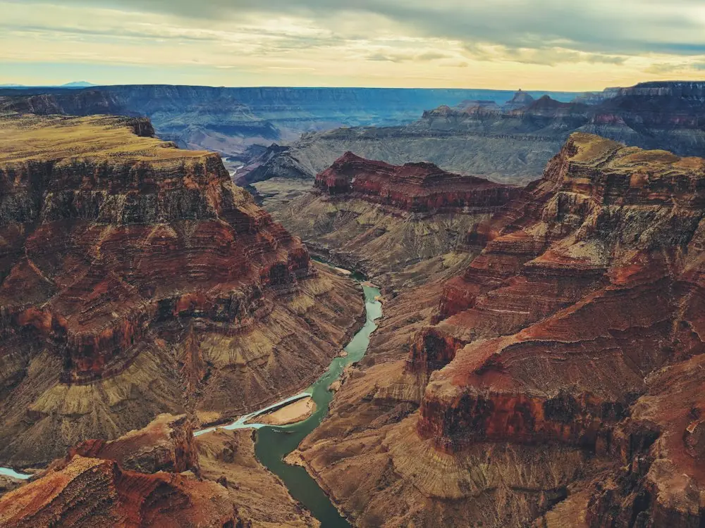 Uitzicht over de Grand Canyon met de Colorado-rivier
