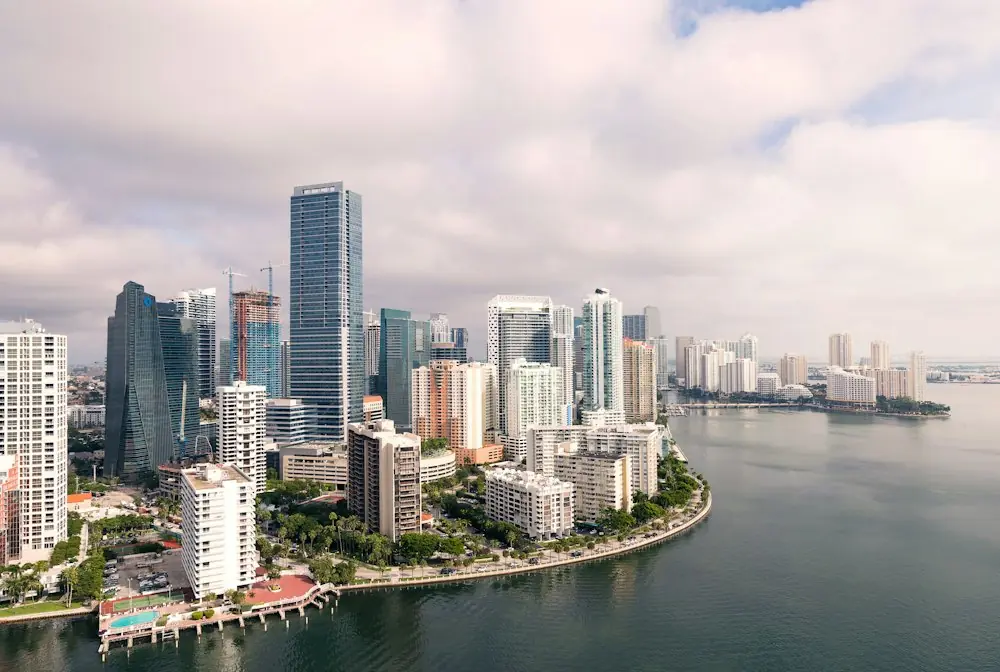Skyline van Miami aan het water
