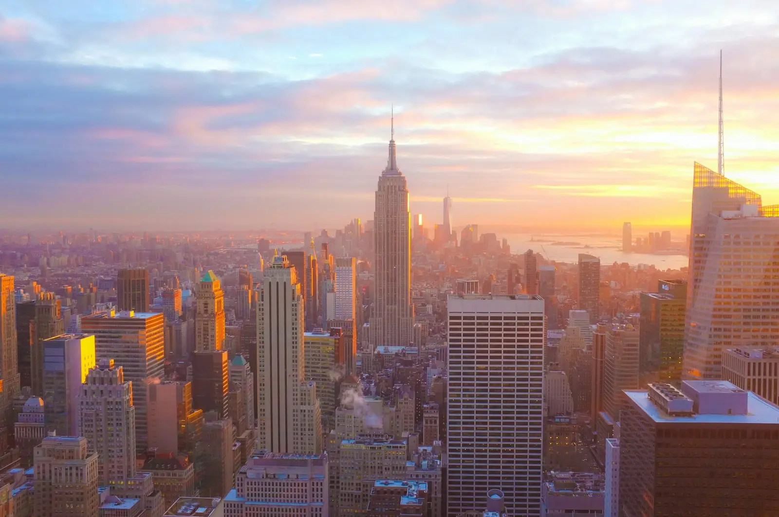 Skyline van Manhattan met het Empire State Building bij zonsondergang