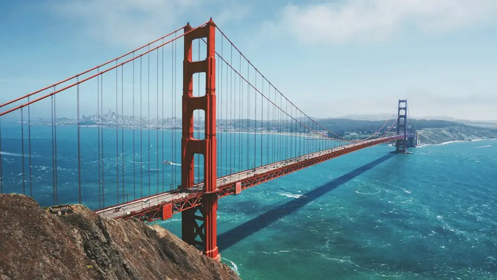 Golden Gate Bridge boven de baai