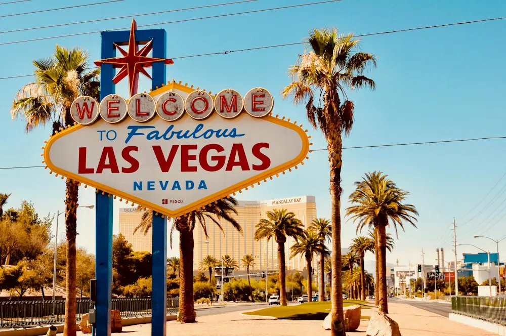 Het Welcome to Las Vegas-bord met palmbomen