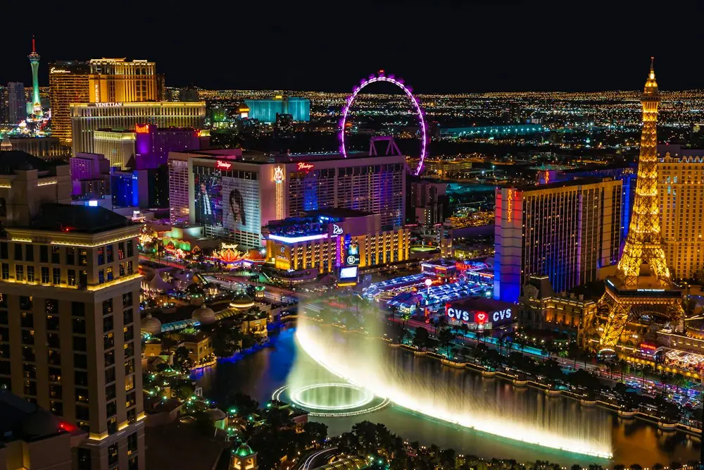 De Strip van Las Vegas bij nacht met de fonteinen van het Bellagio