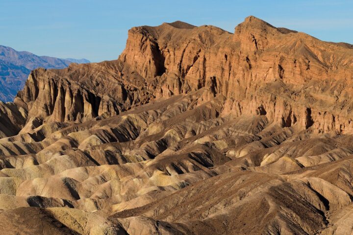 Gele en bruine heuvels bij Zabriskie Point in Death Valley