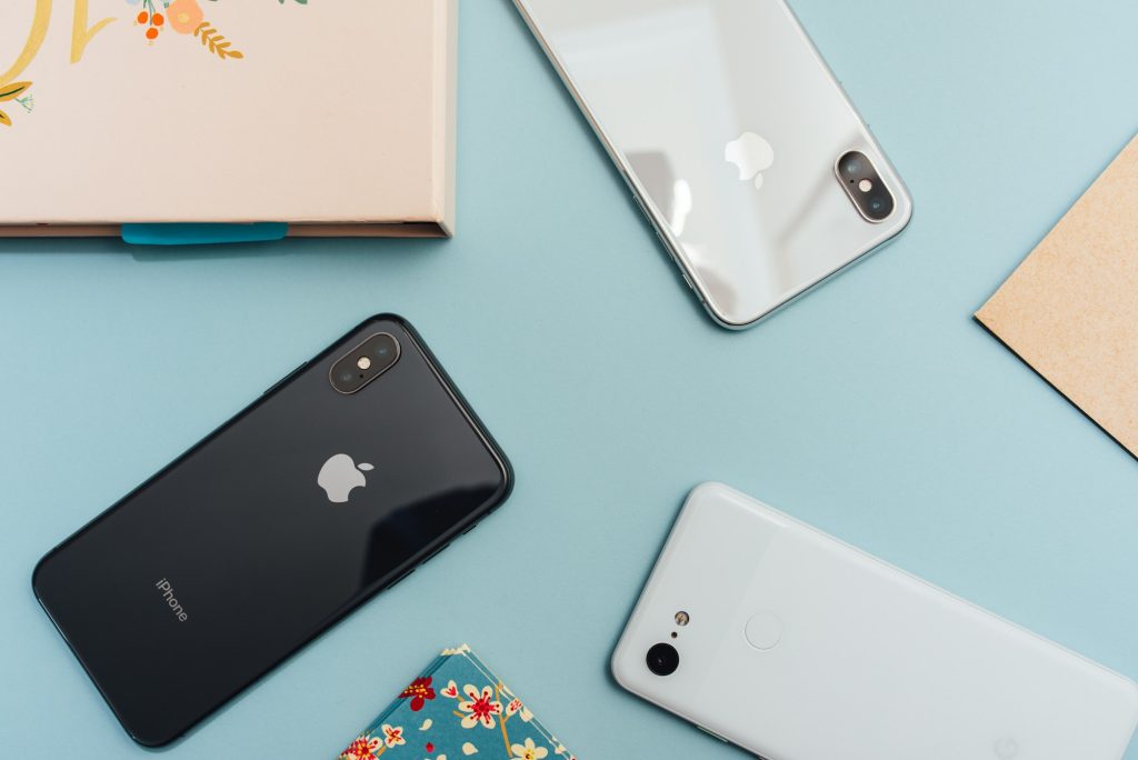 Verschillende smartphones naast elkaar op een blauwe ondergrond