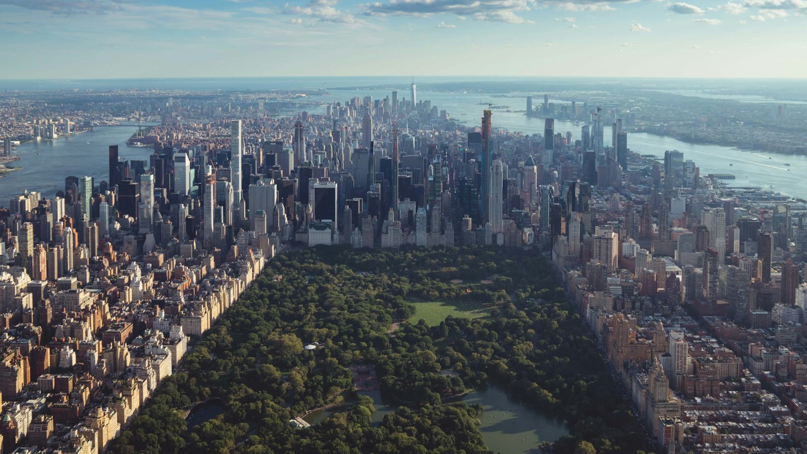 Luchtfoto van Central Park omringd door de wolkenkrabbers van Manhattan