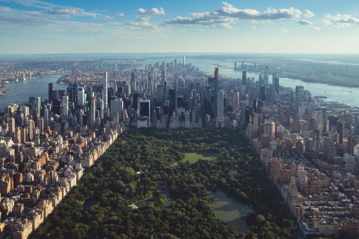 Luchtfoto van Central Park omringd door de wolkenkrabbers van Manhattan