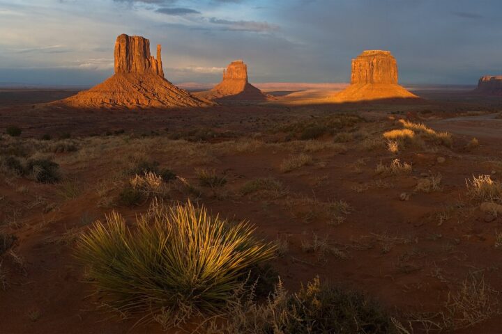 De rode rotsen West en East Mitten Butte in Monument Valley