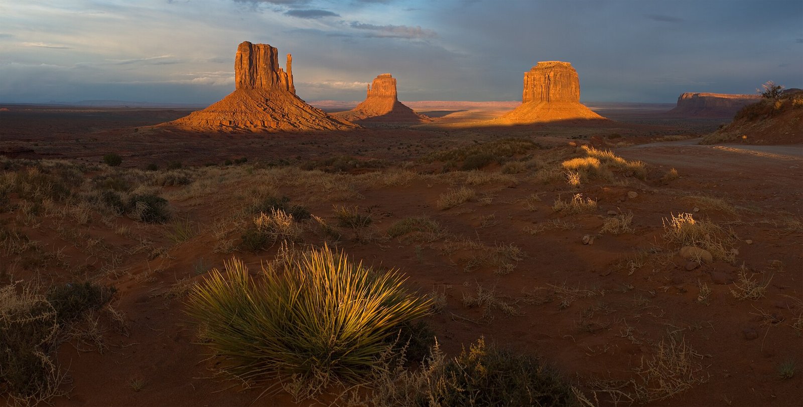 De rode rotsen West en East Mitten Butte in Monument Valley