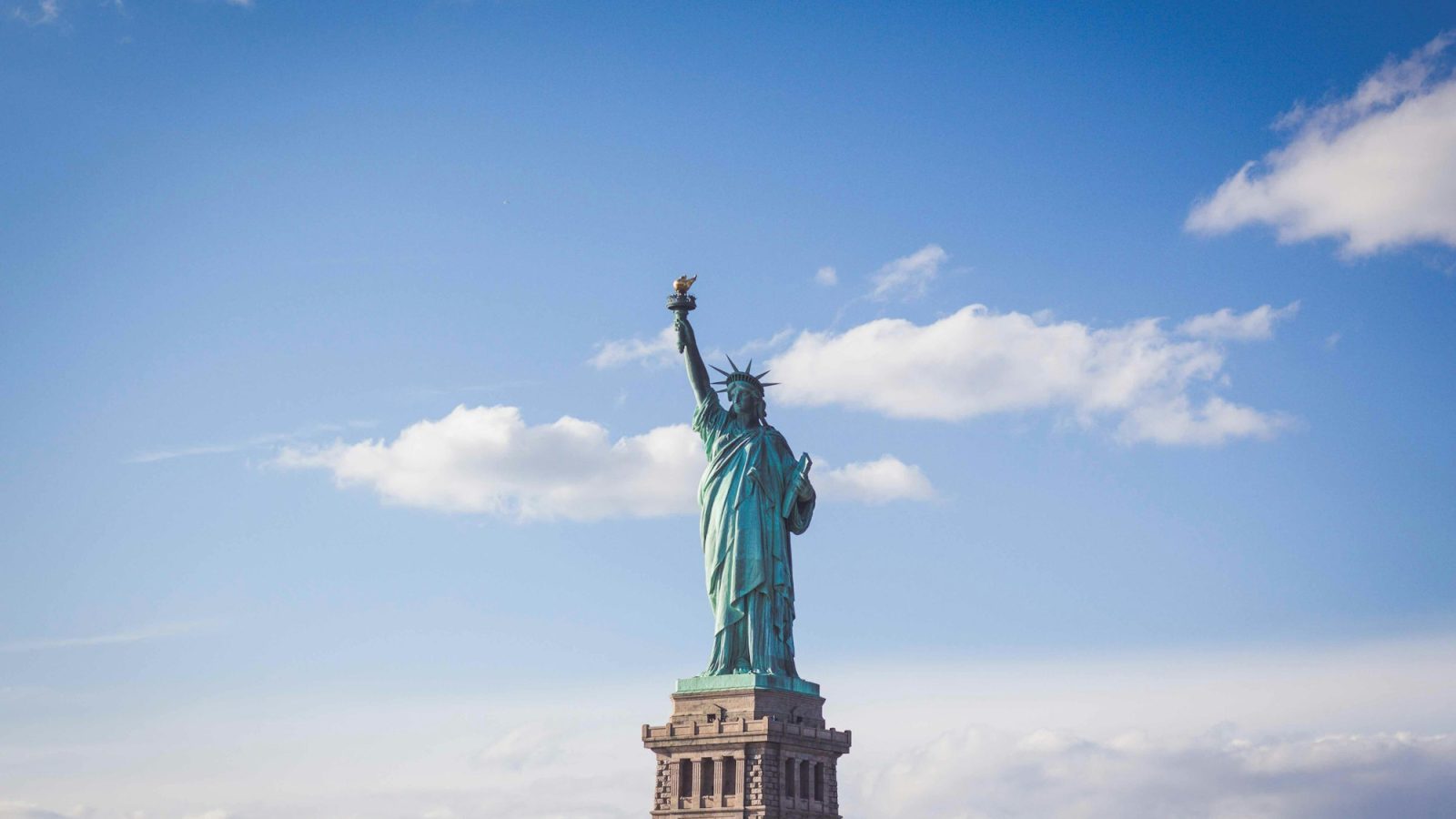Het Vrijheidsbeeld in New York tegen een blauwe lucht
