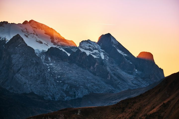 Bergtoppen in het laatste avondlicht in het westen van Amerika