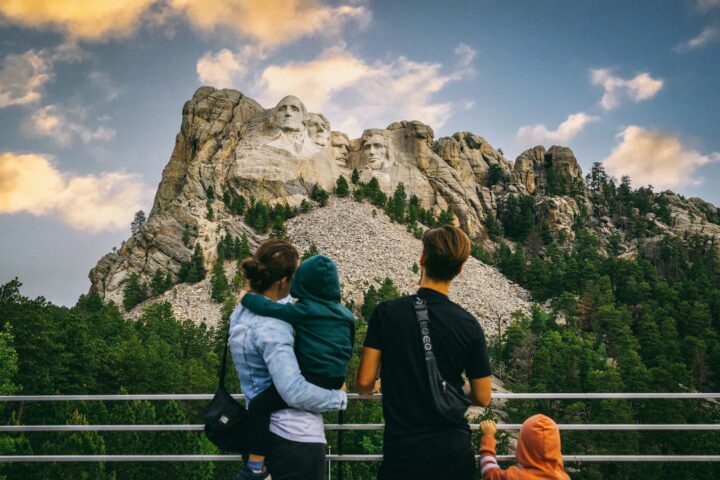 Ouders en een kind kijken naar Mount Rushmore