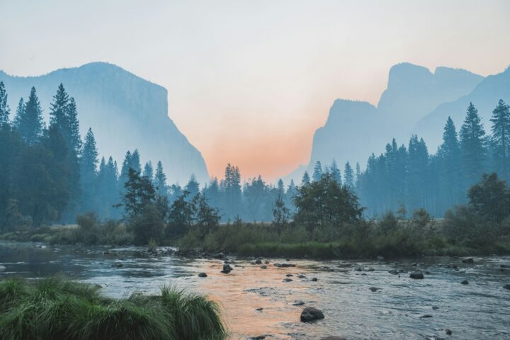 Rivier door Yosemite Valley met granieten rotswanden en dennenbomen