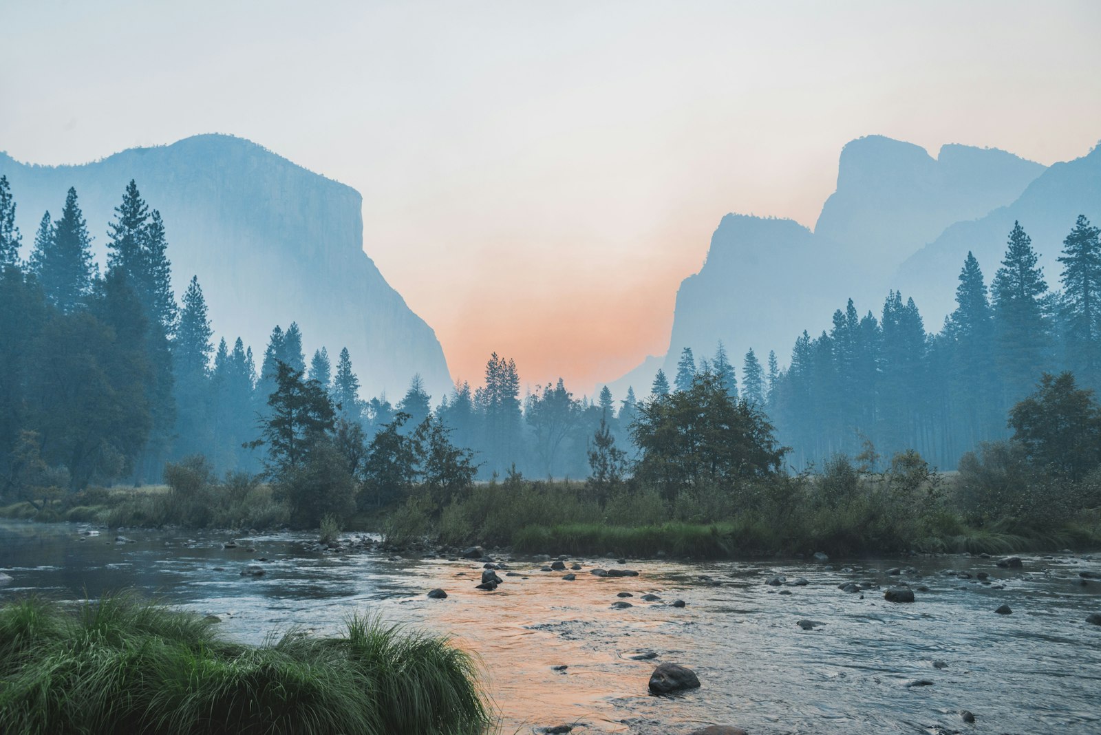 Rivier door Yosemite Valley met granieten rotswanden en dennenbomen