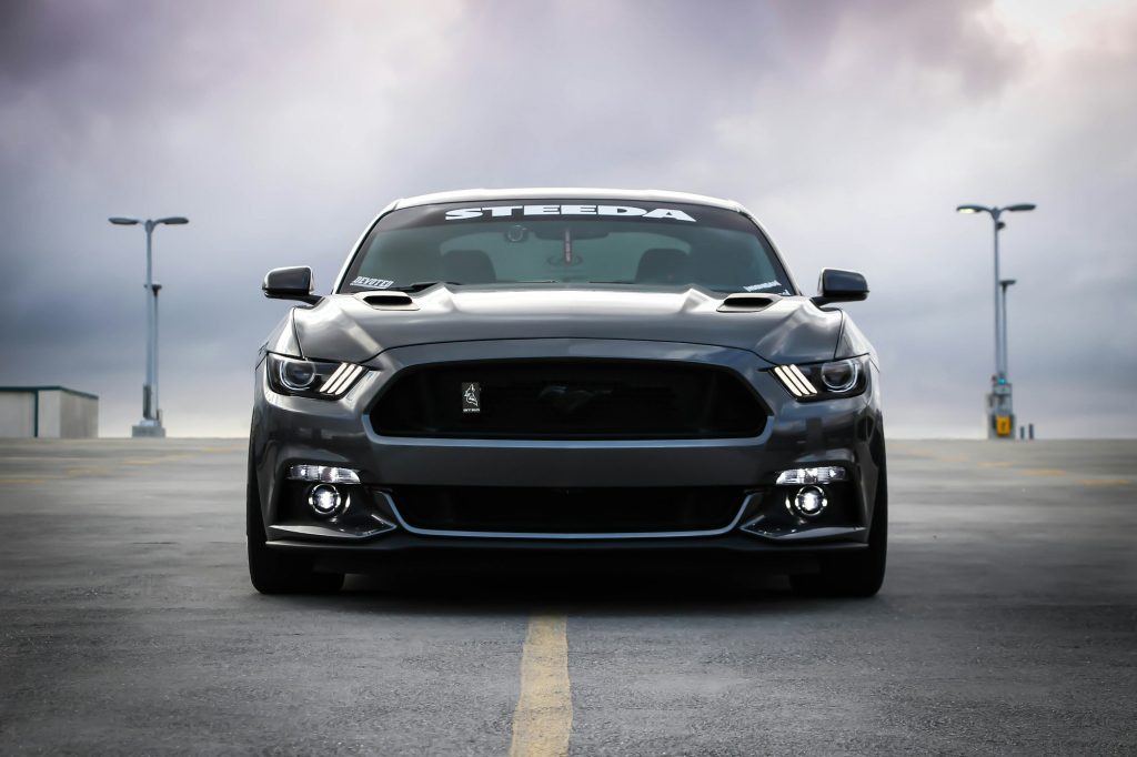 Zwarte Ford Mustang op een lege weg
