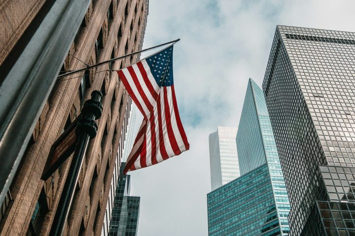 Amerikaanse vlag aan een gevel tussen wolkenkrabbers