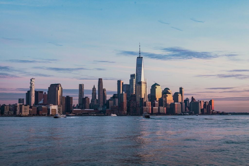 Skyline van Manhattan in de schemering vanaf het water
