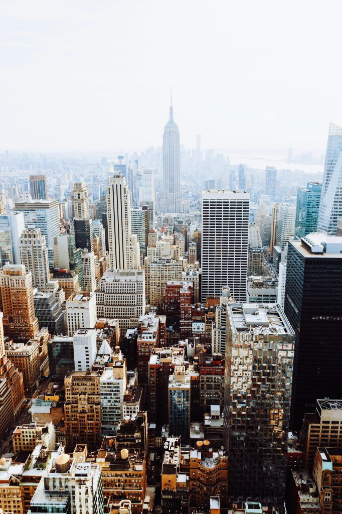 Wolkenkrabbers van Manhattan met het Empire State Building in heldere lucht